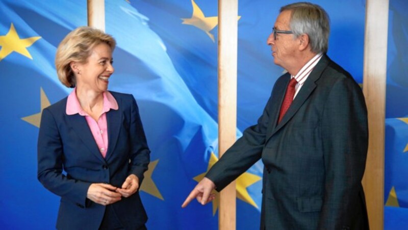 Erste Begegnung in Brüssel: Die designierte deutsche EU-Kommissionspräsidentin Ursula von der Leyen und ihr Vorgänger Jean-Claude Juncker. Die „Hofübergabe“ ist Ende Oktober. (Bild: EPA)