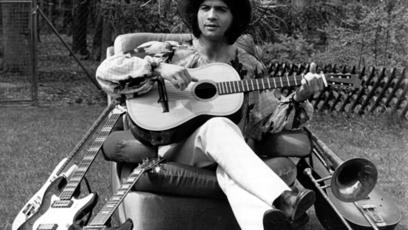 1972: Costa Cordalis sitzt mit einigen seinen Musikinstrumenten im Garten seines Reihenhauses in Heusenstamm bei Frankfurt am Main. (Bild: APA/dpa/Heinz Wieseler)