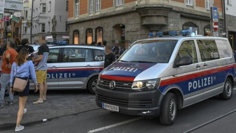 Großalarm in der Innsbrucker Altstadt (Bild: APA/ZEITUNGSFOTO.AT)