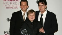 Jon Cryer, Angus T. Jones und Charlie Sheen, die Stars aus „Two And A Half Men“ (Bild: 2007 Getty Images)