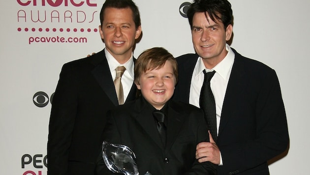 Jon Cryer, Angus T. Jones und Charlie Sheen, die Stars aus „Two And A Half Men“ (Bild: 2007 Getty Images)