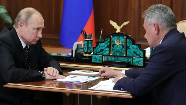 Präsident Wladimir Putin wird von seinem Verteidigungsminister Sergei Schoigu über die jüngsten Erkenntnisse zum U-Boot-Brand informiert. (Bild: AP)