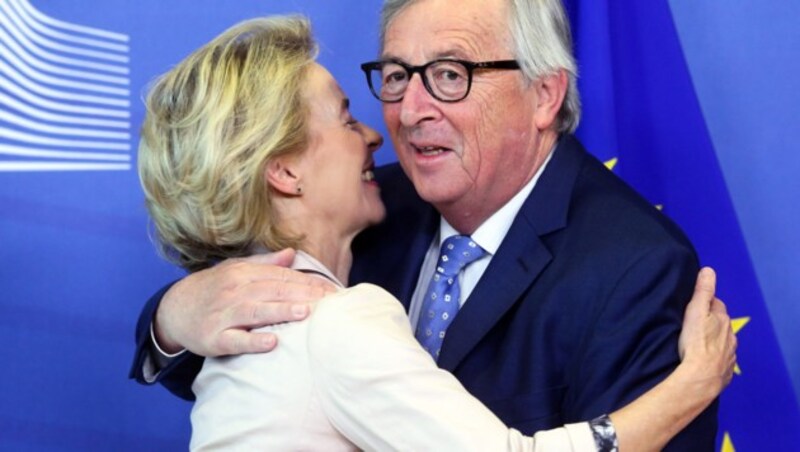 Jean-Claude Juncker nimmt sich Ursula von der Leyen zur Brust. (Bild: AFP)