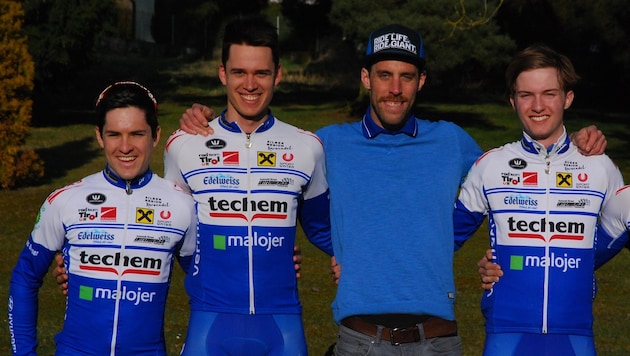 Teamchef Rupert Hödlmoser (blaues T-Shirt) kämpft dafür, dass Daniel Reiter, Philipp Wurm und Christoph Schösswendter (von li.) zumindest 2020 bei der Ö-Tour starten können. (Bild: Alex Dürager)