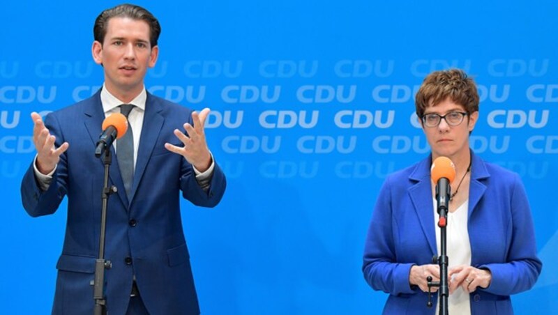 Sebastian Kurz und Annegret Kramp-Karrenbauer (Bild: AFP )