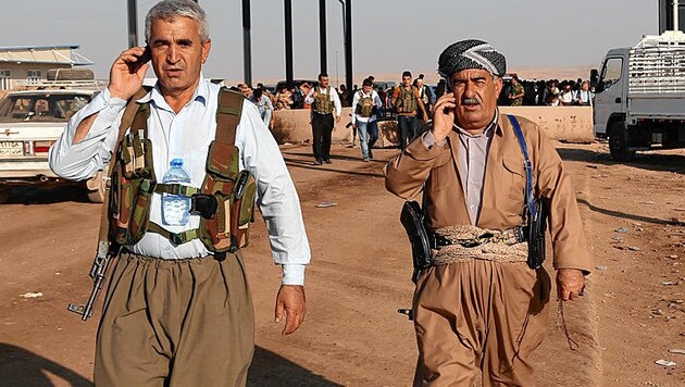 Auch kurdische Peschmerga-Milizen mischen mit. Jeder kontrolliert verschiedene Checkpoints. (Bild: AP)