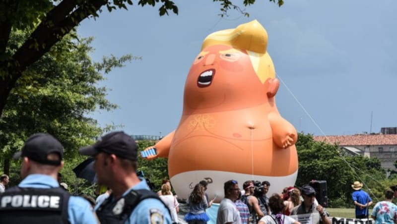 Das berühmte Trump-Baby, das weltweit bei Protesten gegen den US-Präsidenten in die Luft steigt, hatte diesmal keine Starterlaubnis. (Bild: APA/AFP/GETTY IMAGES/STEPHANIE KEITH)