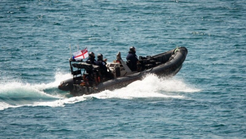 Mitglieder der britischen Marine auf dem Weg zur Grace 1 (Bild: AP)