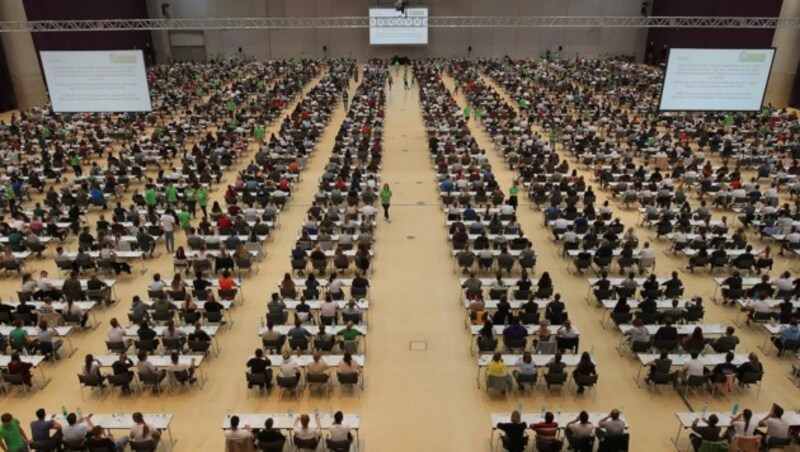 Ähnliches Bild, andere Hochschule: Bei den Aufnahmetests an der Medizinuni Graz herrscht ebenso jedes Jahr ein Riesenandrang. (Bild: APA/ERWIN SCHERIAU)