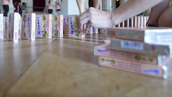 „Mannerschnitten-Domino“ mit mehr als 86.000 Schnitten im Jahr 2014 im Festsaal des Wiener Rathauses (Bild: APA/HERBERT NEUBAUER)