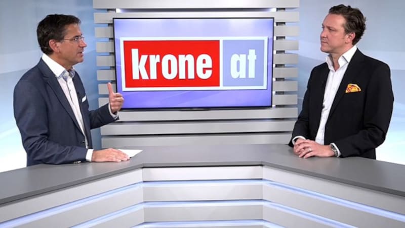 Moderator Gerhard Koller mit Stefan Ratzenberger im krone.tv-Studio (Bild: krone.tv)