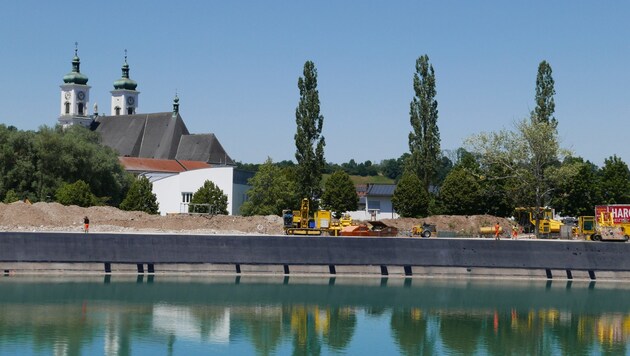 Derzeit werden Instandhaltungsarbeiten am Staubecken durchgeführt und eine Fischaufstiegshilfe gebaut. (Bild: LiveBild)