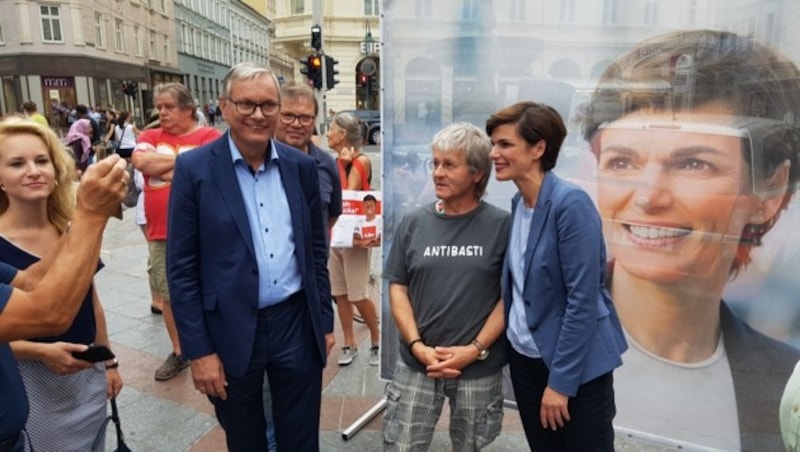 Foto-Session mit der SPÖ-Chefin: Auch eine bekennende „Antibasti“ ist dabei, was SPÖ-Spitzenkandidat Alois Stöger sichtlich amüsiert. (Bild: Werner Pöchinger)