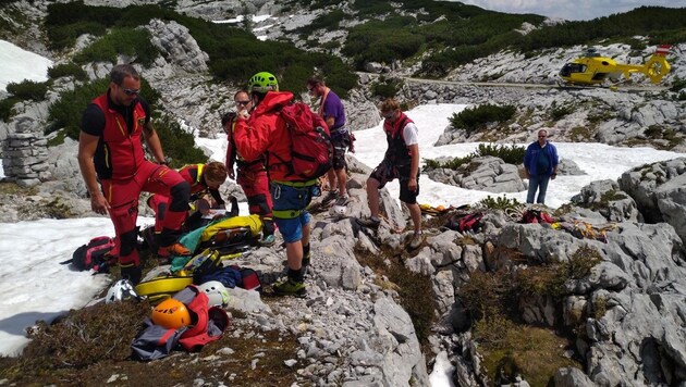 Die Bergretter bekamen Unterstützung vom Rettungsheli-Team (Bild: Bergrettung Obertraun)
