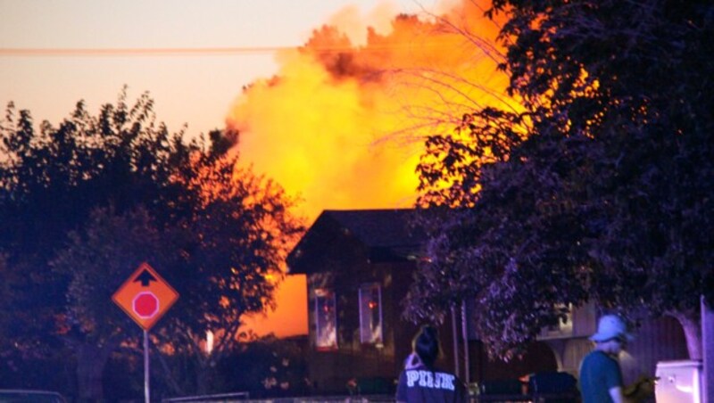 In Ridgecrest brach nach dem erneuten Erdbeben am Freitag ein Feuer in einem Restaurant aus. (Bild: AP)