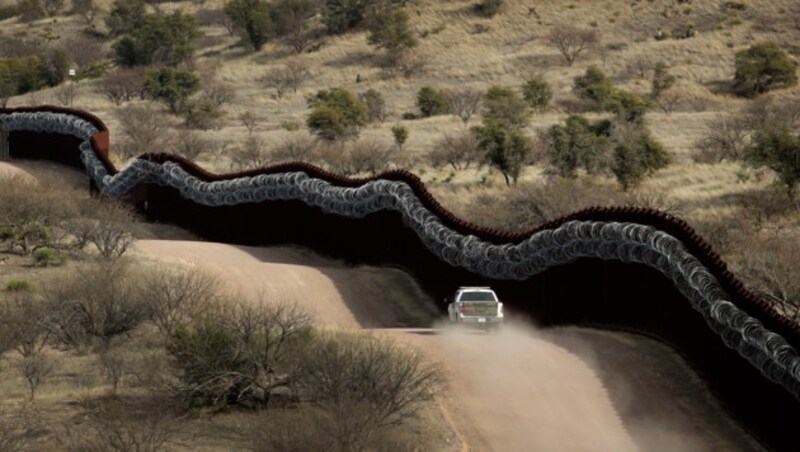 Die berühmte „Mauer“ an der Grenze zu Mexiko - zumindest ein Teil davon (Bild: AP)