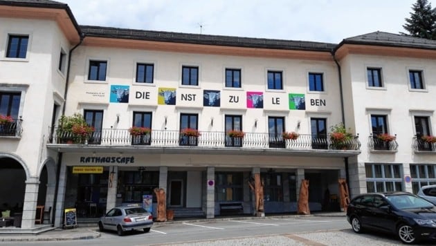Die „Bullenköpfe“ hängen jetzt am Kulturhaus in Millstatt. Dem Bürgermeister gefällt´s. (Bild: Elisa Aschbacher)