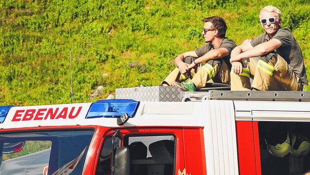 Entspannte Feuerwehr-Helfer (Bild: ANDREAS TROESTER)