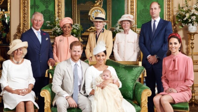 Offizielles Foto nach der Taufe von Archie: Herzogin Camilla, Prinz Charles, Meghans Mutter Doria Ragland, Lady Jane Fellowes und Lady Sarah McCorquodale, Prinz William und Herzogin Kate (v. l.) (Bild: AFP)