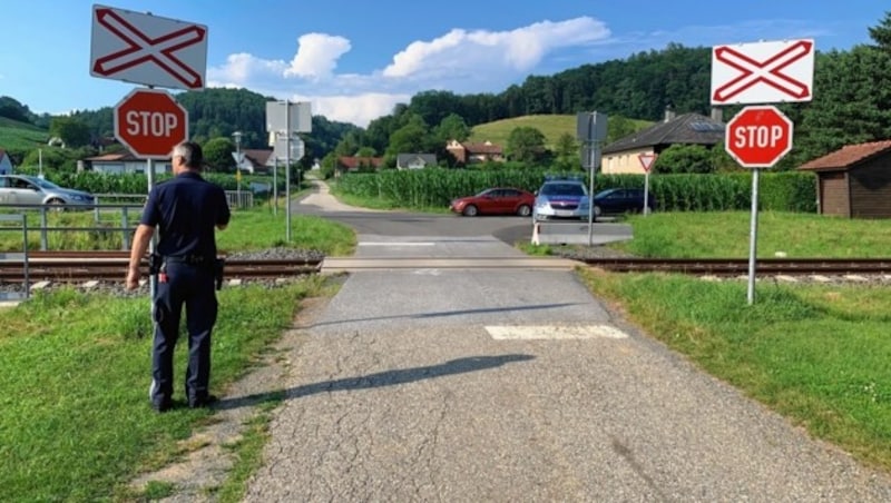 Wie ein Zeuge schilderte, wollte der Radfahrer ohne zu schauen und ohne auf die Warnsignale des Zuges zu achten, diesen unbeschrankten Bahnübergang in Jennersdorf mit dem Fahrrad überqueren. Er wurde vom Zug erfasst und getötet. (Bild: Schulter Christian)