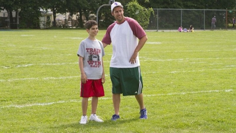 Cameron Boyce mit Adam Sandler in „Kindsköpfe 2“ (Bild: Sony Pictures Entertainment)