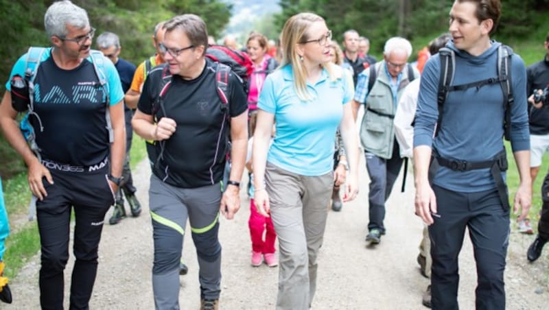 Seefelder Bürgermeister Werner Frießer, Tirols Landeshauptmann Günther Platter, Mararethe Schramböck und ÖVP-Chef Sebastian Kurz bei der Wanderung „Bergauf, Österreich“ (Bild: NEUE VOLKSPARTEI/JAKOB GLASER)