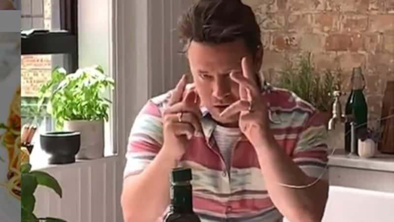 Jamie Oliver köpft eine Olivenölflasche. (Bild: www.instagram.com)