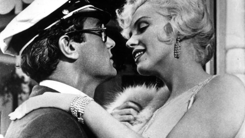 Tony Curtis und Marilyn Monroe in „Manche mögen‘s heiß“ (Bild: ullstein bild / Ullstein Bild / picturedesk.com)