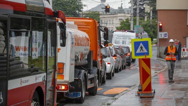 Zwischen 15 und 20 Minuten standen Autofahrer und Busse im Berufsverkehr im Stau. (Bild: Tschepp Markus)