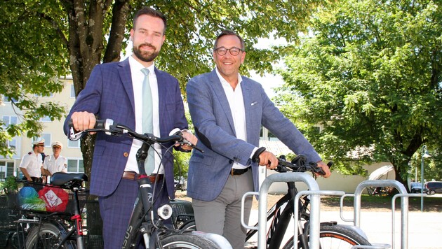 Salzburg radelt, Bergheim hat einen modernen Radständer gewonnen, im BIld Landesrat Stefan Schnöll und Bürgermeister Robert Bukovc (Bild: Land Salzburg/MH)