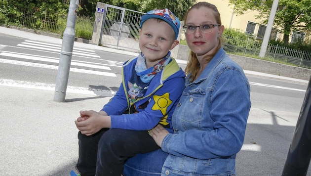 Leon mit Mama Carina Sobkova: Er kann wieder lachen. Die Schmerzen erinnern in aber noch immer an den Unfall. (Bild: Tschepp Markus)