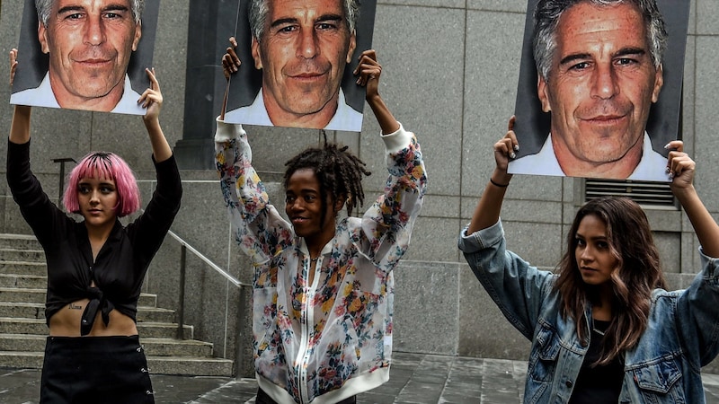 Protest gegen den US-Milliardär Jeffrey Epstein (Archivbild) (Bild: AFP )