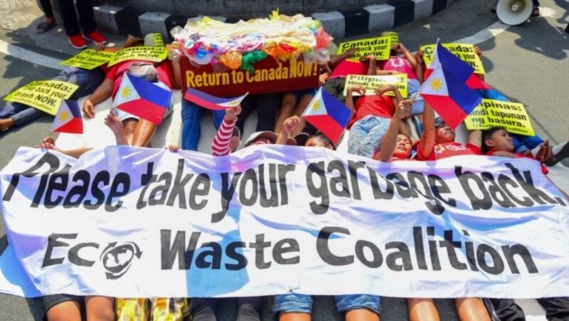 Protest gegen die Einfuhr von Abfällen vor der kanadischen Botschaft in Manila (Bild: APA/AFP/MARIA SALVADOR TAN)