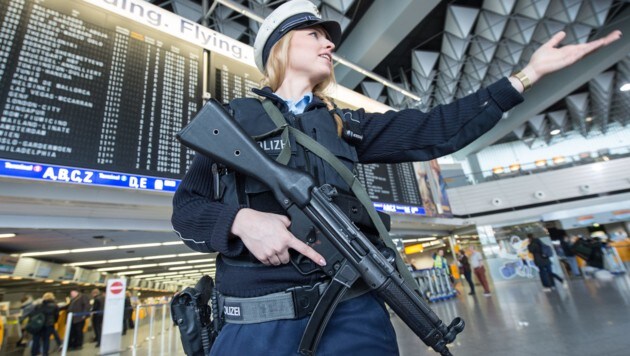 Polizeieinsatz am Flughafen Frankfurt (Bild: AFP)