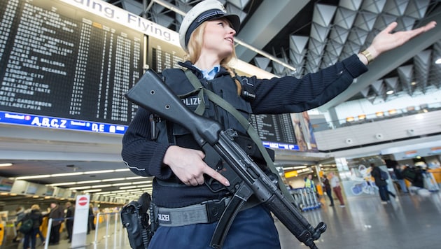 Polizeieinsatz am Flughafen Frankfurt (Bild: AFP)