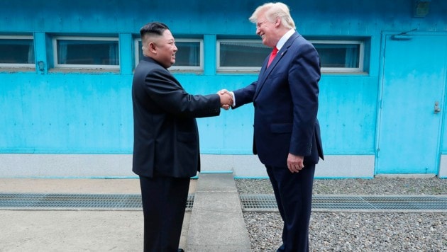 Ende Juni trat mit Donald Trump erstmals ein US-Präsident über die nordkoreanische Grenze. (Bild: AP)