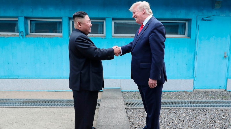 Im Jahr 2019 trat mit Donald Trump erstmals ein US-Präsident über die Grenze zwischen Süd- und Nordkorea. (Bild: AP)