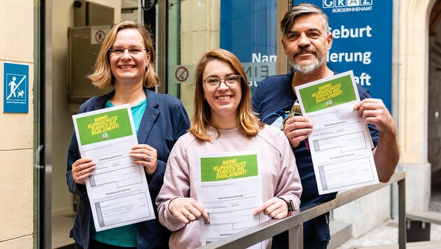 Die Grünen sammeln Unterstützungserklärungen: Veronika Nitsche, Landtagsabgeordneten Lara Köck und Klubobmann Karl Dreisiebner (Bild: Philipp Podesser)
