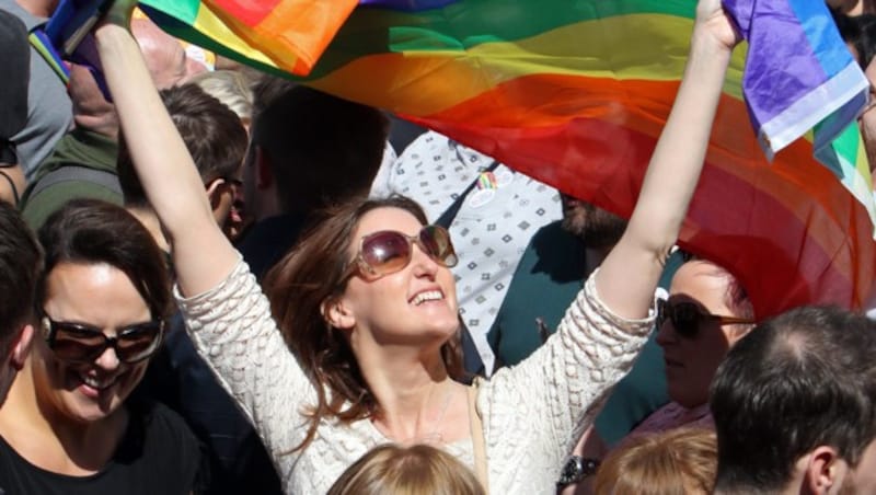 Eine Frau protestiert in Nordirlands Hauptstadt Belfast für die Homo-Ehe. (Bild: AFP)