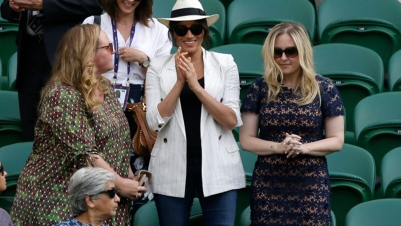 Herzogin Meghan mit zwei Studienfreundinnen beim Tennis-Turnier in Wimbledon (Bild: APA/AP)