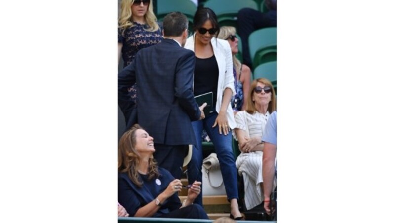 Herzogin Meghan trägt bei ihrem Überraschungsbesuch beim Tennis-Turnier in Wimbledon Jeans. (Bild: AFP)