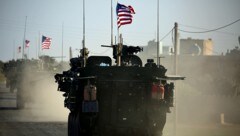 Gepanzerte US-Fahrzeuge in der nordsyrischen Stadt Manbidsch (Bild: syrien us panzer manbidsch bt)