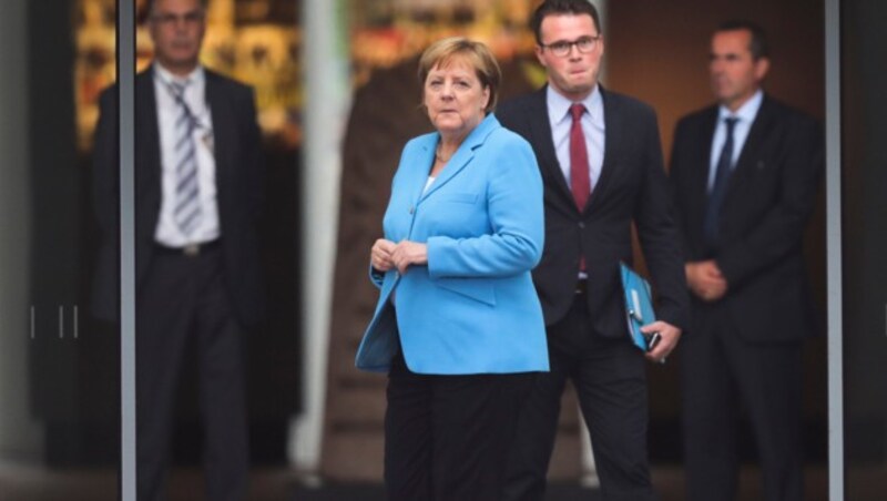 Als sie Finnlands Premier in Empfang nahm, fiel Kanzlerin Angela Merkel erneut durch ihr Zittern auf. (Bild: AP)