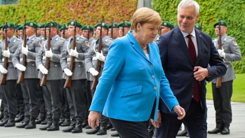 Als sie sich mit Finnlands Premierminister Antti Rinne wieder in Bewegung setzte, war der Anfall vorbei. (Bild: AFP )