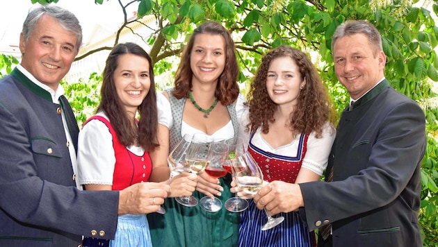 Weinbaudirektor Werner Luttenberger und seine Tochter Beatrix, Weinkönig Katrin Dokter, Lisa Müller und Landwirtschaftskammer-Präsident Franz Titschenbacher (von links). (Bild: Richard Heintz)