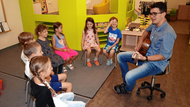 Das letzte Liedchen von Markus Hochenegger mit seinen Kindern. Er hat sich für ein Studium entschieden. (Bild: Daum Hubert)