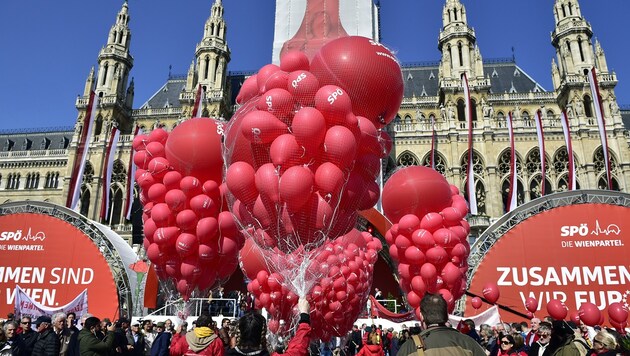 Das Maifest der SPÖ am Wiener Rathausplatz im Vorjahr (Bild: APA/HANS PUNZ)