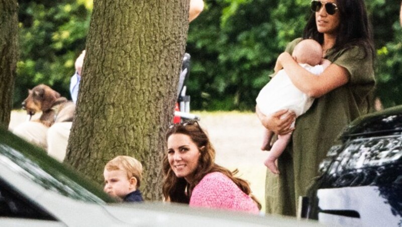 Die Herzoginnen Meghan und Kate besuchten gemeinsam mit ihren Kindern ein Polo-Charityturnier. (Bild: Joanne Davidson / Camera Press / picturedesk.com)