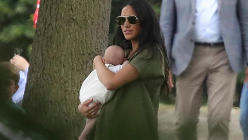 Herzogin Meghan brachte Archie mit zum Polo. (Bild: AP)