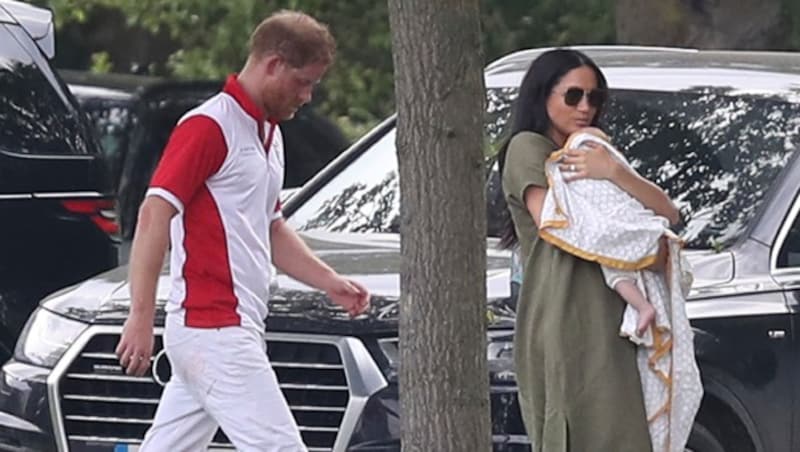 Der erste Familienausflug: Prinz Harry mit Gattin Meghan und Söhnchen Archie (Bild: AP)